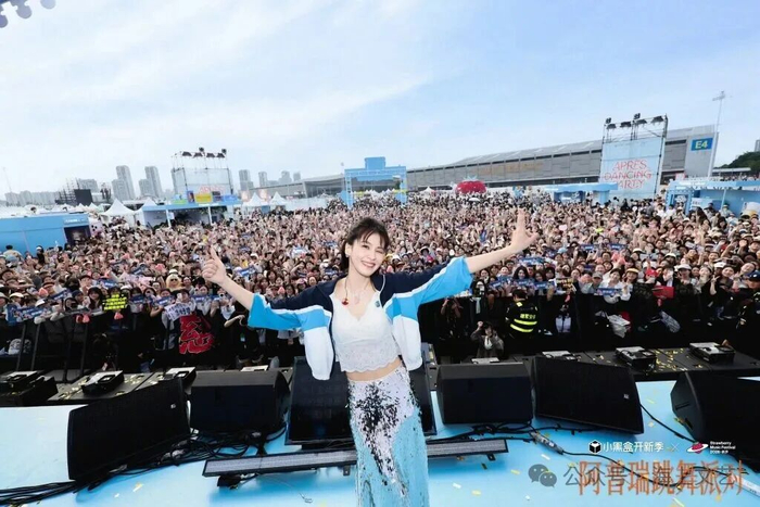 曾沛慈献唱2026长沙草莓音乐节，人气爆棚。