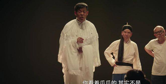 孙浩本身是陕西人，对秦腔自带亲切感。为了演好苟存忠，他提前一个多月进组，从基础的水袖身段练起，“吹火”等绝技也全部亲自完成，拒绝用替身。他表示，能拿到这个角色是老天眷顾，也是他演过最满意的角色。最催泪的，是苟存忠下线那场戏，他倾尽毕生力气完成八十一口连珠火绝技，明知唱完便是油尽灯枯，但眼里满是光彩。孙浩没有用嘶吼或刻意煽情，而是通过细节掌控情绪：落寞眼神、松弛肢体，将不甘与辛酸演得淋漓尽致。  这一场戏直接让全网观众泪目，不少人看后纷纷称赞孙浩演技，谁能想到这位曾经的歌手，将小配角演得如此出彩。实际上，能把每一个小角色都当作主角般打磨的人，终会闪耀光芒，拿下第一名实至名归。