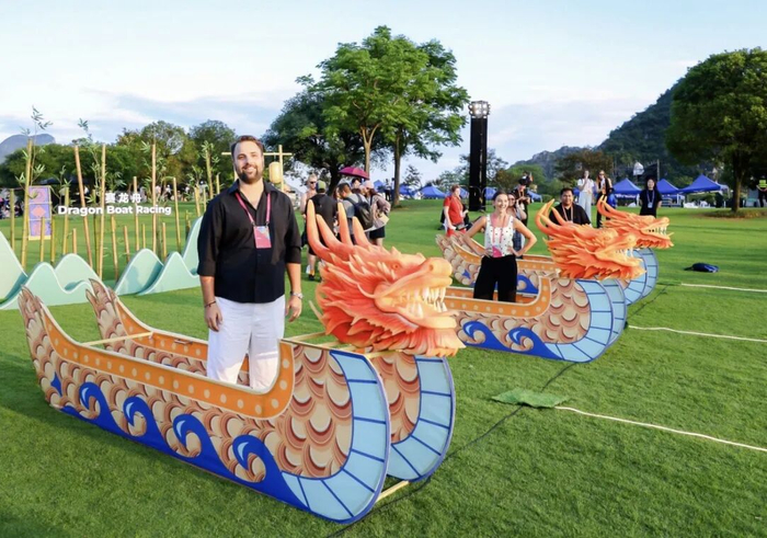 图说：海外嘉宾在活动现场体验旱地龙舟