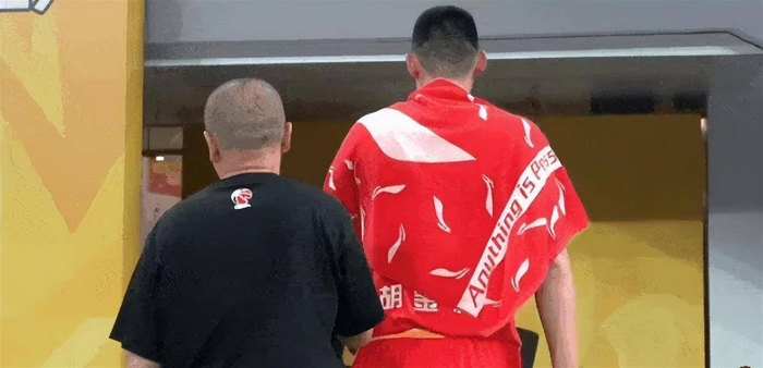 与此同时，广厦队也迎来了一个振奋人心的好消息——后场核心孙铭徽已经伤愈复出。他的回归，无疑将极大增强球队在外线组织进攻和火力输出方面的实力。面对深圳队强大的整体实力，广厦队若想捍卫卫冕冠军的荣光，内线屏障胡金秋的健康与状态，依然是那个最至关重要的决定性因素。他能否如期出现在5月16日的半决赛首战赛场？他又将以怎样的身体状态迎接高强度的对抗？这些悬而未决的问号，都随着那次惊魂一撞，成为了摆在所有人面前的重大考量。