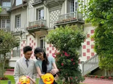 奚梦瑶晒婚礼欢迎晚宴与父母、何猷君妈妈及一双儿女的合照，晚宴以家庭团聚为主题，王嘉尔、谷爱凌等好友出席