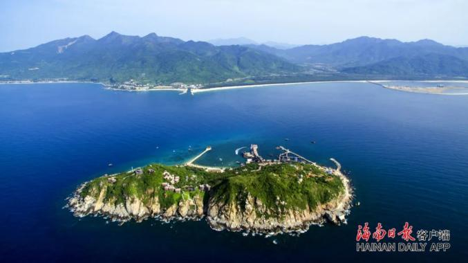 横卧在蓝色的大海中的陵水分界洲岛。海南日报记者 张杰 摄