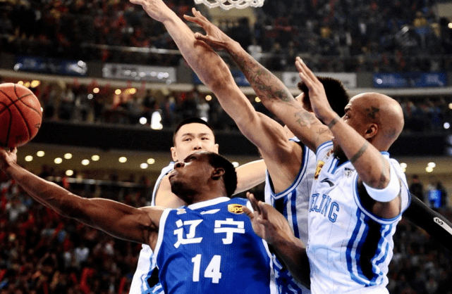 也许在不同球迷眼中，CBA历史最佳外援会有不同选择：有人会选择10年勤勤恳恳、忠诚无二的积臣；有人会选择为北京铸就王朝，为京城注入冠军血液的马布里；当然也会有人选择CBA历史得分王，为辽篮带去队史首冠的哈德森。当然在这个夜晚，哈德森是唯一的主角！