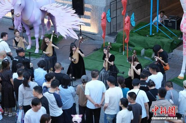 太原钟楼街上演琵琶快闪，演奏古曲《十面埋伏》。山西大剧院 供图