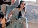 奚梦瑶何猷君今日大婚，欢迎晚宴现场与何猷君妈妈、奚梦瑶父母、一双儿女合照，谷爱凌到场赞奚梦瑶是“最美新娘”