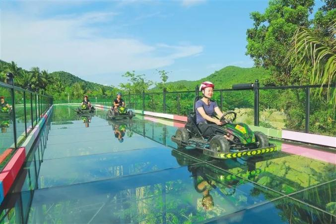 近日，游客在槟榔谷体验田野卡丁车项目。通讯员潘达强摄