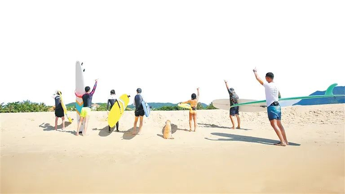 《夏日冲浪店》的参与成员在海滩。（爱奇艺供图）