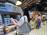 刘德华老婆朱丽蒨超市被偶遇,全身没有佩戴珠宝,60岁朴素低调_新闻