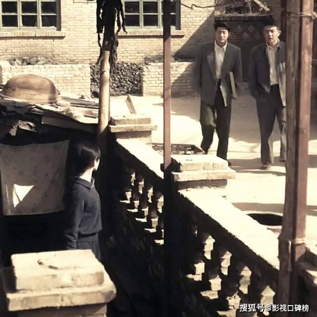 剧版将这些情节删去，把婚姻冲突弱化为一次情绪失控。然而问题在于，剧版却保留了刘红兵前期的一些越界行为——强闯女主房间装修、冒充男友等，这些桥段在原著中是为后续黑化做铺垫，但剧版删掉了黑化，前期行为与后期形象出现巨大反差。角色逻辑被强行跳过，书粉质疑的不仅是角色被洗白，更是编剧未能理顺行为逻辑。  剧版《主角》对秦腔的传播确实功不可没，《打焦赞》早晨三万人同时在线观看的热度，非水军可比，成功让这个几乎被遗忘的老戏种重新回到大众视野。然而，秦腔破圈不能成为改编缺陷的挡箭牌。传播价值固然重要，但一部剧的价值不仅在于它传播了什么，更在于传播过程中丢掉了什么。批判性不等于深刻，苦难无需被歌颂，但好的作品应该让观众看到自身生活的映照。秦腔火了，但忆秦娥的生活是否被简化，才是书粉真正关心的问题。优秀的改编，不怕质疑，怕的只是连回应质疑的勇气都没有。