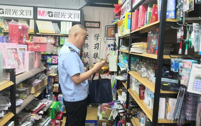 连日来，东津新区市场监管局对学校周边在售的“娜塔莎”等系列玩具产品进行专项监督检查。图/湖北省市场监督管理局官网