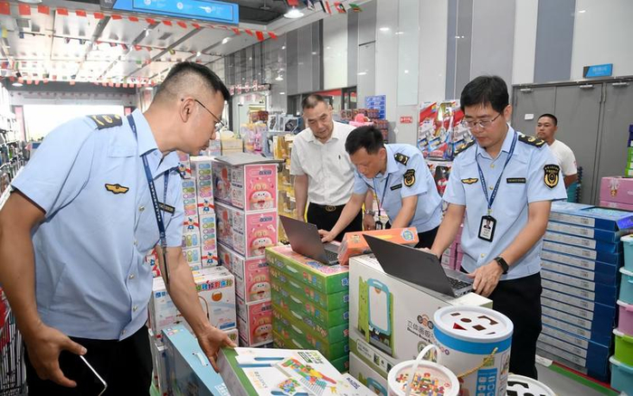 近日，汕头市市场监管局聚焦玩具专营店、商超、文具店、校园周边商铺等重点场所开展排查。图/汕头市政府网
