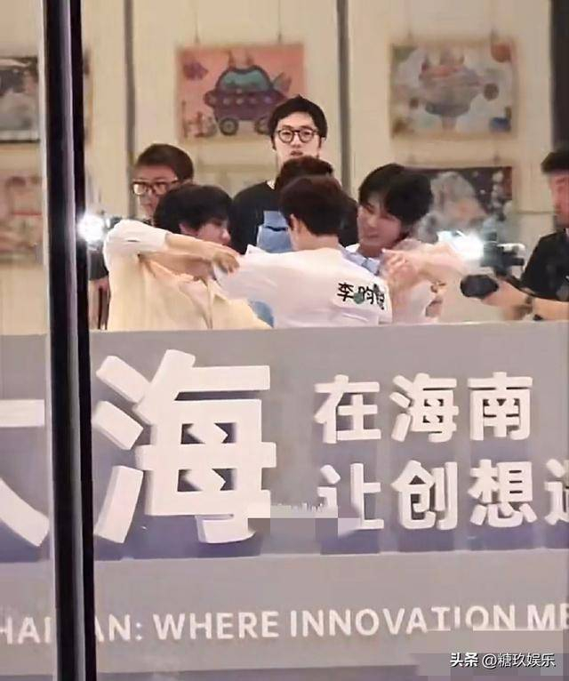  衣服撕裂，这不是什么意外，而恰恰是最具观赏性的综艺素材。如今的综艺节目往往充满表演的成分，嘉宾们为了避免出错、丢面子，游戏都玩得小心翼翼。然而，李昀锐用实际行动证明：真正的综艺感，从来不是靠刻意制造笑点，而是在意外之中保持冷静，在激烈对抗中保持风度。他没有依赖人设，也没有炒作自己，只凭一场真实的撕名牌，就成为了全网热议的焦点。这正是观众最渴望看到的——不完美，但充满真诚；不做作，但打动人心。