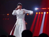 张杰唱完醉拳，成龙当众禁唱，话筒递出去就收不回来了_新闻