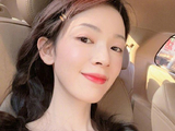陈瑶晒六宫格自拍美照 穿吊带歪头甜笑神情慵懒惬意
