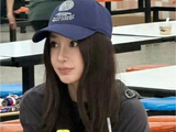 Angelababy素颜现身小海绵学校义卖会，手持蜜雪冰城被赞“最美妈妈”