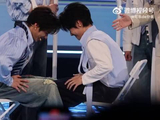 时代少年团刘耀文张真源掰腿游戏较量