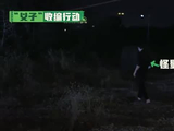几人看到一只流浪狗，结果李昊想拿鸡腿诱惑它