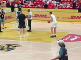 洛夫顿在练习投篮！看来今晚可以上场打球！上海夺冠之夜啊