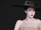 迪丽热巴红玫瑰美背展现优越体态