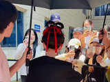 宋祖儿穿任嘉伦品牌服装出镜