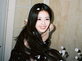反差萌！白鹿花瓣雨写真美出圈，剧宣睡过头引爆笑