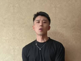 演员孙绍龙公开婚讯，海边合照甜蜜对视
