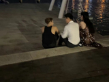 王嘉尔参加婚礼的好友是谁，两人有何交情？