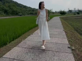 张纪中携妻杜星霖同游宜宾长江源头