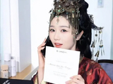 短剧女演员自费看秀被嘲,小动作被指做作不得体,本人回应:让我投降?不可能!