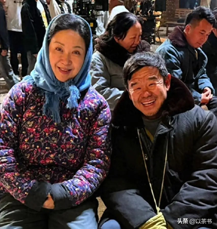 任小蕾在片场    图片来源：头条@以茶书