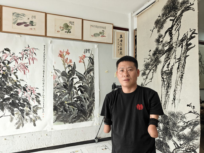 王恒与他的书画作品。本文图片均为澎湃新闻记者&nbsp;程婷&nbsp;摄