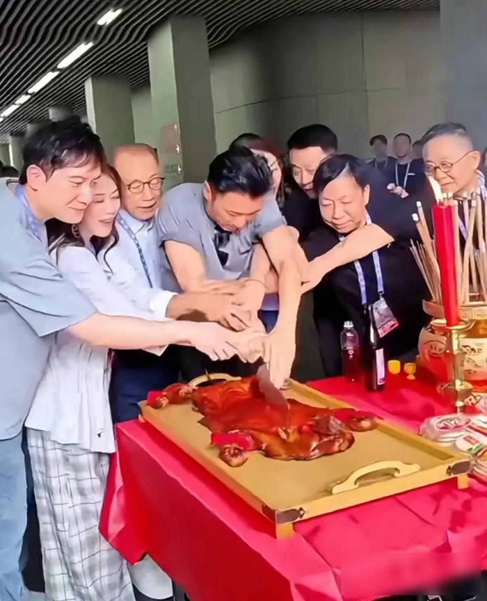 演唱会结束后的第二天，网上都在热议豪门追星的花样。何超莲连轴赶场，奚梦瑶带着那么贵重的礼物，确实让人感到有些意外。而谢霆锋团队准备的东西也相当实在，冰墙的降温效果也很不错，观众们没有觉得热。这场演唱会结束后，网络上的评价皆是不错，谢霆锋没有让大家失望。
