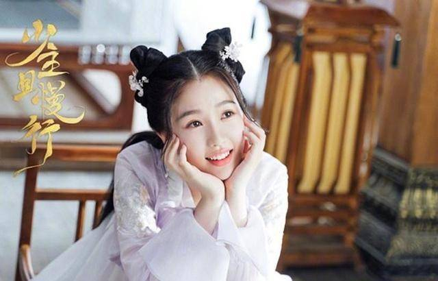 虞书欣担任女主的第一部古装剧《少主且慢行》无厘头搞笑剧情颇受欢迎，剧中化身擅长破案、业务能力极强却古灵精怪的女仵作田三七，而她与刘奕畅组cp上演欢喜冤家甜到上头。虞书欣将这个呆萌小法医田三七诠释的恰到好处，再次以夸张的演技圈粉。从这几部剧可以看出，虞书欣的演技还是可圈可点的，是一位偶像与实力并存的女演员，期待虞书欣今后能给观众带来更多优秀的电视剧作品。