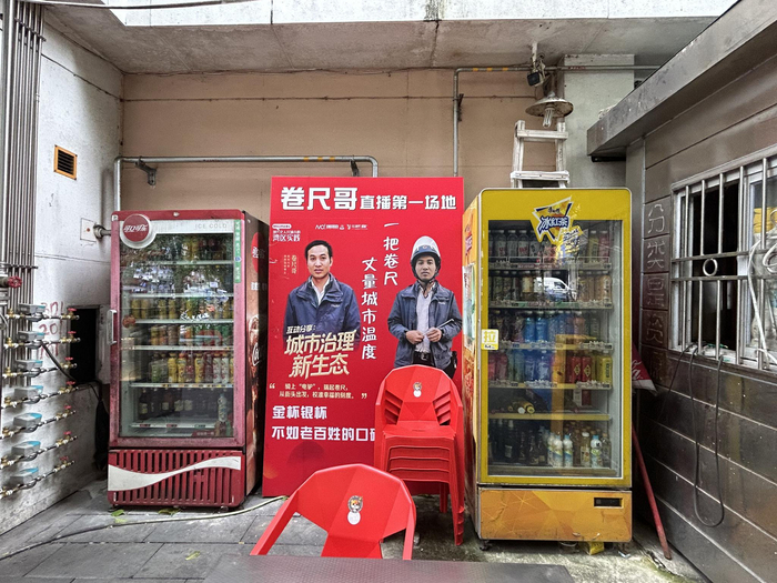 “怼尺哥”的餐馆空地原本是他与“卷尺哥”的直播场地，今年以来，场地和设备都闲置了。新京报记者 胡倩 摄