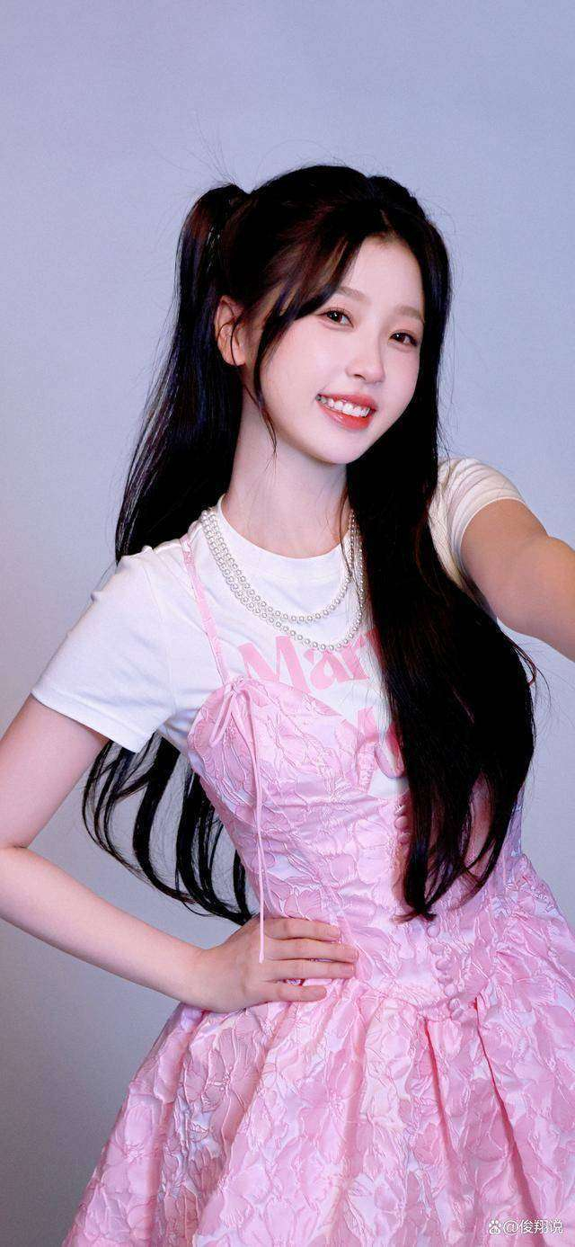 但归根结底，善良要有牙齿这句话虽然听着解气，却也藏着太多无奈。心理专家指出，艺人长期处于舆论高压下，容易产生防御性攻击倾向——就像被围猎的兔子忽然亮出獠牙。粉丝刷爆的#请给欣欣子安全感#话题下，充满了小镇青年们的共鸣：我们不是要当恶人，只是害怕太好说话会被当成软柿子捏。当全网都在教女孩温柔似水，或许该有人告诉她们：真正的善良，是敢对伤害说不的底气，是在被逼到角落时依然挺直脊梁的勇气。