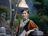 叶一茜带女儿游福州三坊七巷，17岁森碟簪花温婉，化淡妆还戴美甲