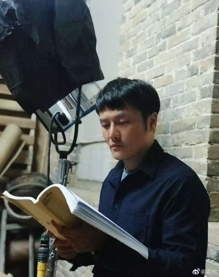姬他在片场读剧本