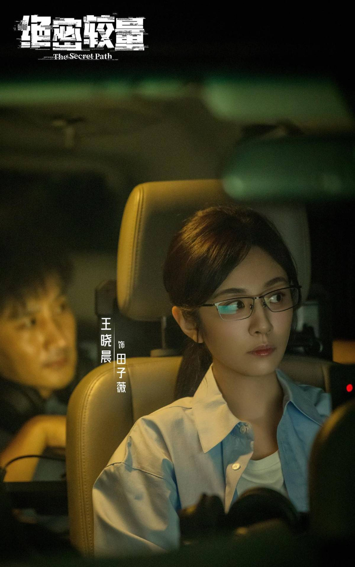导演刘江的创作方式证明了长剧作品要想获得成功，就必须在剧本和拍摄的“动力势能”上下足功夫。《绝密较量》正是通过院线电影级的创作态度，完美地呈现了电视剧的巨大潜力。其收视率的爆表，实至名归。（文/马庆云）