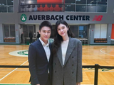何猷君奚梦瑶亮相波士顿:夫妻俩穿正装参加活动,搭肩合照好甜蜜