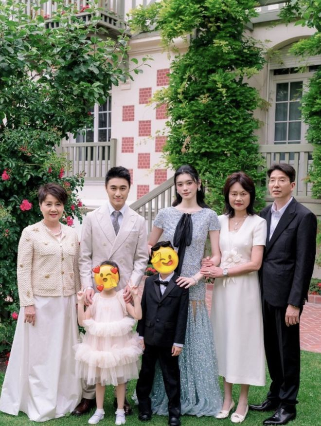 何猷君同奚梦瑶赌王四太梁安琪、奚梦瑶父母、一对儿女全部出席。（图：mingxi11@IG）