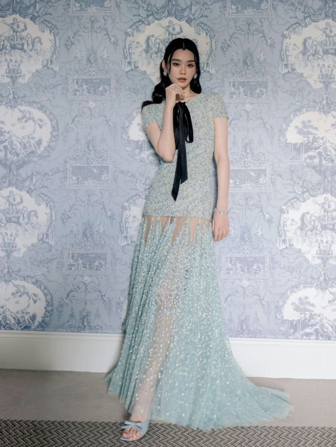 奚梦瑶身穿蓝色蝴蝶结礼服优雅登场（图：mingxi11@IG）