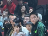 何猷君带娃东超看球上热搜!俩孩子正脸首曝光,儿子复刻奚梦瑶美貌,女儿Romee圆眼像爸