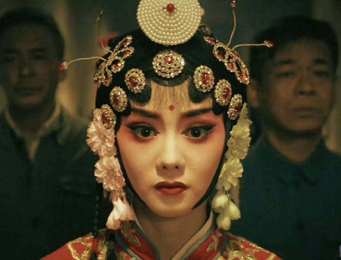  更令人揪心的是，剧版对原著的改编，让这份意难平更具穿透力。小说里，小八一后来成了秦腔乐器行的老板，偶尔还能与易青娥谈论戏曲；而剧里，他却直接消失在人海。张艺谋监制显然懂得观众的痛点——当易青娥在万人剧场高唱《大登殿》时，镜头扫过台下挥舞荧光棒的00后，却再也找不到那个曾经为她递水、擦汗的小身影。这种留白，比直接的悲剧更残忍：生活往往如此，有些人陪你走过最艰难的岁月，却未必有机会共享你最耀眼的光辉。 不过话又说回来，正是小八一的退场，让易青娥的成长显得更真实——她带着朋友的遗憾，将两个人的戏梦共同唱成了一段传奇。