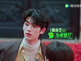 丁程鑫被小朋友亲脸,与安小丁暖心互动