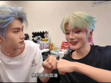 就这样盯盯盯！侧面我都看出来深情