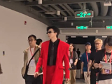 刘宇宁戴着墨镜哼着小曲红红火火