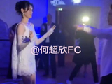 何猷君与奚梦瑶在婚礼派对上热舞