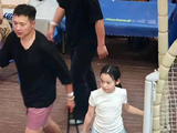 高云翔带女儿小酒窝现身运动乐园，全程贴心守护
