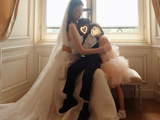 七年之约终兑现！奚梦瑶何猷君携儿女古堡补办婚礼，全家福太暖