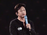 邓超在台上蹦蹦跳跳的时候，我脑子里只有一个问题：这衣服真是他自己的吗？